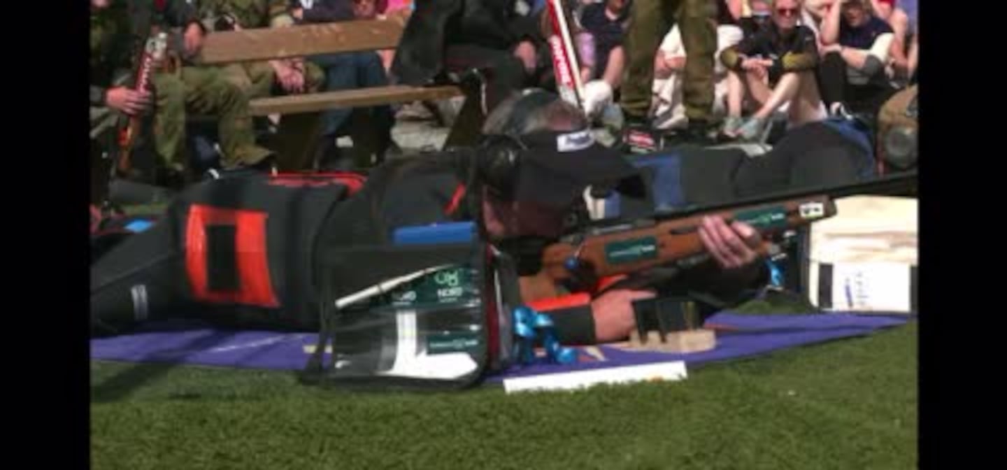 Torfinn Johansen skyter i stangfinalen