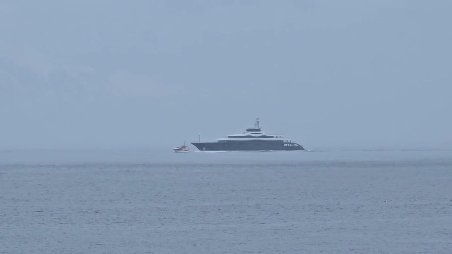 Mark Zuckerbergs milliardyacht seiler gjennom Andfjorden